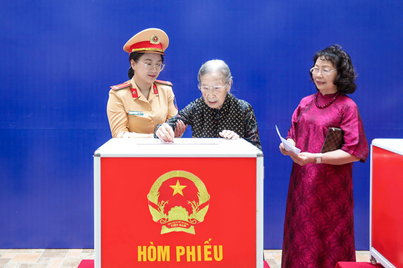 CSGT Hà Nội hỗ trợ cử tri 101 tuổi thực hiện quyền công dân ảnh 5