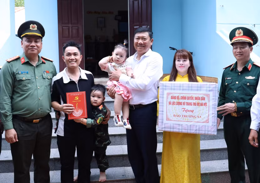Đoàn công tác thăm, tặng quà người dân đang sinh sống trên đảo Trường Sa