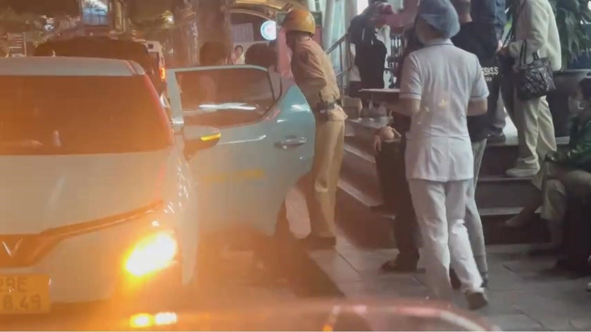 Camera AI ghi lại hình ảnh xúc động lực lượng CSGT Hà Nội kịp thời giúp đỡ người dân ảnh 2