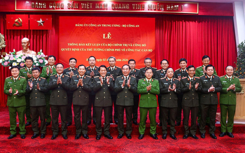 Các đồng chí trong Đảng ủy Công an Trung ương, lãnh đạo Bộ Công an và đại diện lãnh đạo các đơn vị nghiệp vụ Bộ Công an chụp ảnh lưu niệm với Thượng tướng Trần Quốc Tỏ.