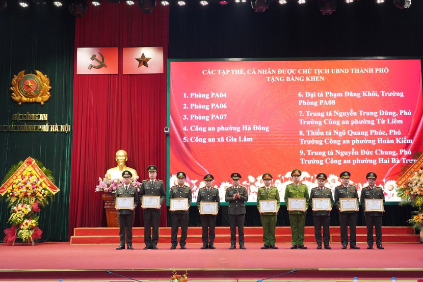 Lãnh đạo CATP trao khen cho các tập thể, cá nhân có thành tích trong công tác bảo vệ ANQG năm 2025.