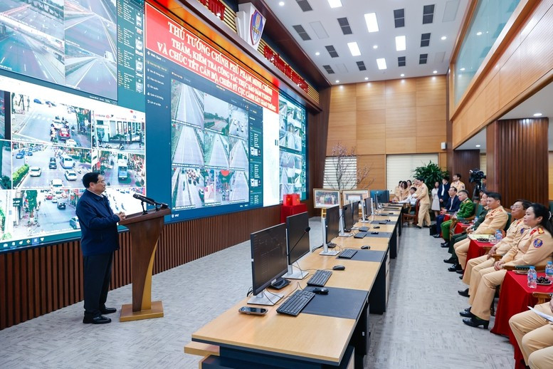 Thủ tướng Phạm Minh Chính kiểm tra, động viên các lực lượng Công an ứng trực dịp Tết ảnh 1