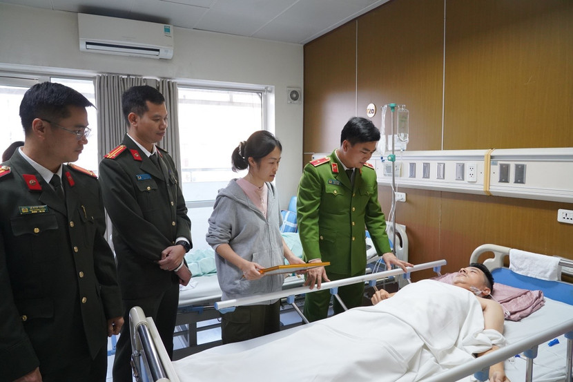 Lãnh đạo Công an thành phố Hà Nội thăm hỏi, động viên chiến sỹ Công an phường bị thương khi làm nhiệm vụ ảnh 1