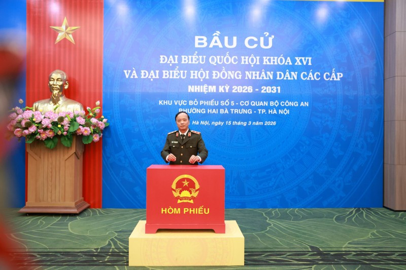 Thứ trưởng Đặng Hồng Đức tiến hành bỏ phiếu.