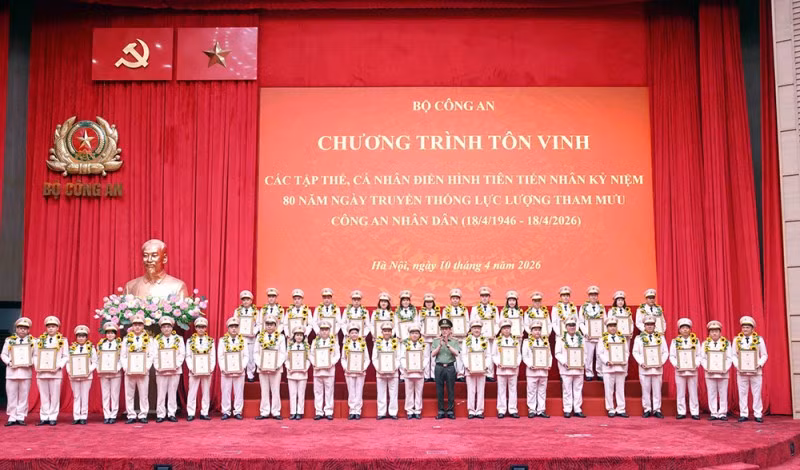 Bộ trưởng Lương Tam Quang với các tập thể, cá nhân điển hình tiên tiến.