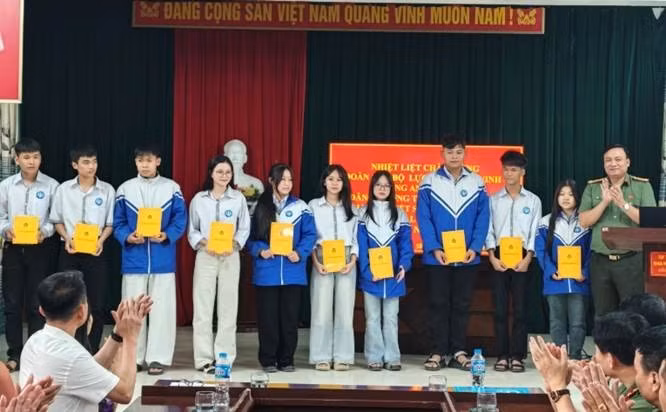 Bồi đắp truyền thống – Về nguồn tri ân Anh hùng lực lượng vũ trang nhân dân Nguyễn Thị Lợi ảnh 11