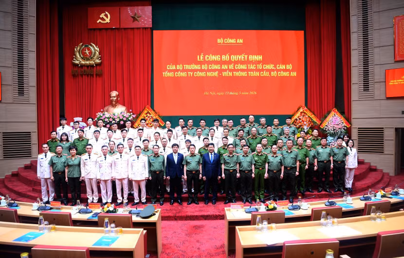 Bộ trưởng Lương Tam Quang cùng các đại biểu và lãnh đạo, cán bộ, chiến sĩ của Tổng công ty GTEL.