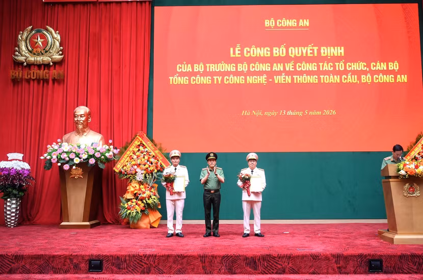 Bộ trưởng Lương Tam Quang trao Quyết định của Bộ trưởng Bộ Công an về công tác cán bộ của Tổng công ty GTEL.