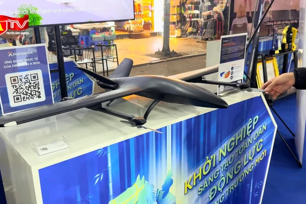 Techfest 2025: Robot và UAV thu hút khách tại Hồ Gươm