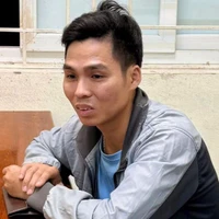 Tin Podcast ngày 21-11-2025: Tài xế lái xe tải đến cơ quan công an đầu thú, sau khi lao thẳng vào CSGT khi bị kiểm tra