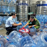 Tin Podcast ngày 15-10-2025: Công an Hà Nội triệt phá vụ sản xuất, buôn bán hàng giả là nước Lavie