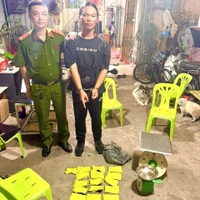 Tin Podcast ngày 12-11-2025: Giấu 20kg bạc dưới đế giày để vận chuyển trái phép qua biên giới