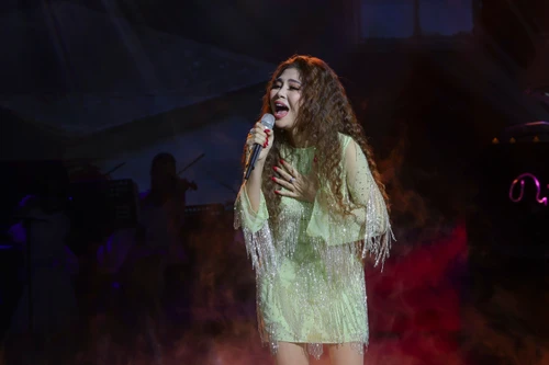 Ngọc Anh 3A song ca với Hồng Nhung trên sân khấu "Hoài niệm"