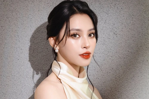 Hoa hậu Tiểu Vy xin lỗi sau sự cố hình ảnh xuất hiện logo trang web cá độ