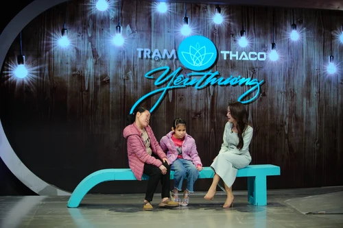 "Trạm yêu thương"": Xúc động với nghị lực của người mẹ khuyết tật nuôi hai con khiếm thị 