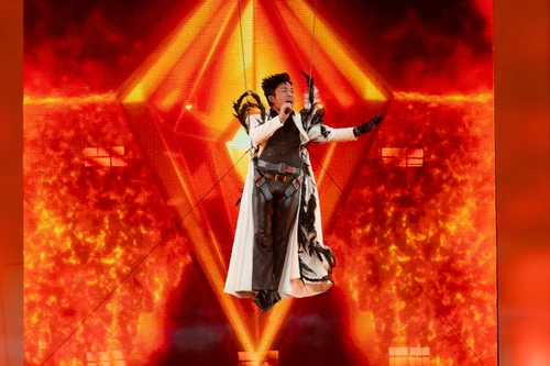 Tùng Dương hát nhạc "remix", đu dây, tiết lộ ý định tổ chức liveshow tại Sân vận động