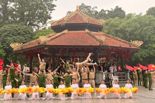 CATP Hà Nội phối hợp tổ chức live-concert "Hà Nội bình yên" tại phố đi bộ hồ Hoàn Kiếm