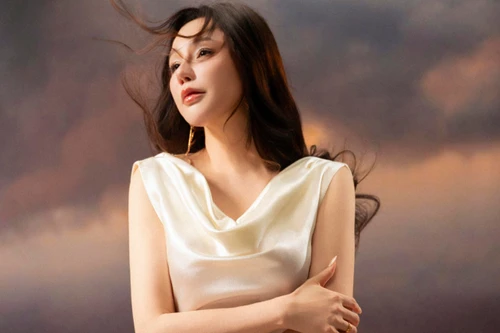 Hồ Quỳnh Hương trở lại sau 11 năm với album “Khi em hát”