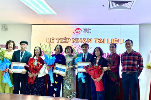 Tiếp nhận nhiều tài liệu quý của 3 nhạc sĩ họ Hoàng: Hoàng Vân, Hoàng Long, Hoàng Lân