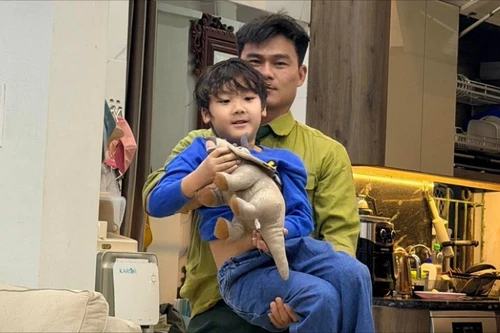 Con trai Hòa Minzy "nói thật" về chồng sắp cưới của mẹ 