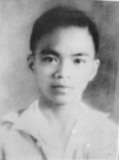 Người chiến sỹ công an treo cờ lên Tháp Rùa giữa vòng vây của địch ảnh 2