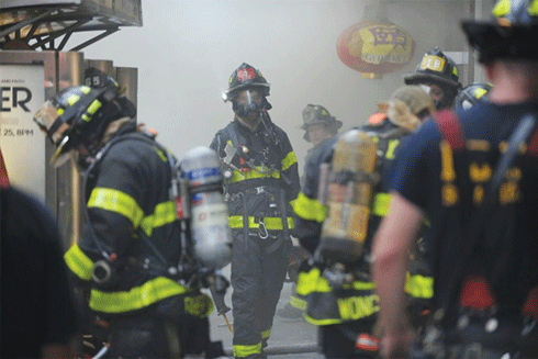 Lính cứu hỏa nhường mặt nạ chống độc cho em bé ở Trung Quốc ảnh 1