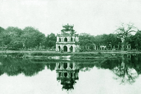 Người chiến sỹ công an treo cờ lên Tháp Rùa giữa vòng vây của địch ảnh 1