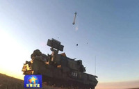 [ẢNH] Lính Trung Quốc nằm dàn hàng để xe chở tên lửa băng qua sát đầu