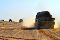 [ẢNH] Lính Trung Quốc nằm dàn hàng để xe chở tên lửa băng qua sát đầu