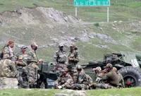 [ẢNH] Trung Quốc triệt thoái quân và xe tăng ra khỏi biên giới với Ấn Độ