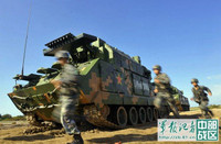 [ẢNH] Lính Trung Quốc nằm dàn hàng để xe chở tên lửa băng qua sát đầu