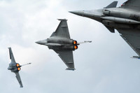 [ẢNH] Tiêm kích Rafale Pháp đâm đứt đường dây điện