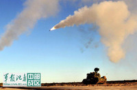 [ẢNH] Lính Trung Quốc nằm dàn hàng để xe chở tên lửa băng qua sát đầu