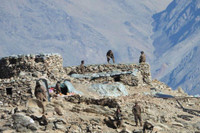 [ẢNH] Trung Quốc triệt thoái quân và xe tăng ra khỏi biên giới với Ấn Độ