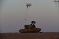 [ẢNH] Lính Trung Quốc nằm dàn hàng để xe chở tên lửa băng qua sát đầu