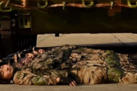 [ẢNH] Lính Trung Quốc nằm dàn hàng để xe chở tên lửa băng qua sát đầu