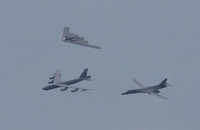 [ẢNH] Bộ ba oanh tạc cơ chiến lược Mỹ bay... cổ vũ trận bóng bầu dục