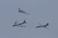 [ẢNH] Bộ ba oanh tạc cơ chiến lược Mỹ bay... cổ vũ trận bóng bầu dục