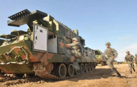 [ẢNH] Lính Trung Quốc nằm dàn hàng để xe chở tên lửa băng qua sát đầu