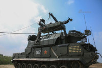 [ẢNH] Lính Trung Quốc nằm dàn hàng để xe chở tên lửa băng qua sát đầu