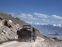 [ẢNH] Trung Quốc triệt thoái quân và xe tăng ra khỏi biên giới với Ấn Độ