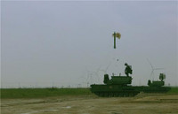 [ẢNH] Lính Trung Quốc nằm dàn hàng để xe chở tên lửa băng qua sát đầu