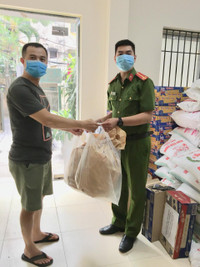 Ấm lòng tình quân, dân giữa những ngày tháng chống dịch