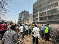 Khoảnh khắc máy bay Ấn Độ chở 242 hành khách lao xuống đất