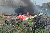 Khoảnh khắc máy bay Ấn Độ chở 242 hành khách lao xuống đất