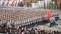 [ẢNH] Triều Tiên bất ngờ duyệt binh hoành tráng lúc nửa đêm