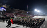 [ẢNH] Triều Tiên bất ngờ duyệt binh hoành tráng lúc nửa đêm