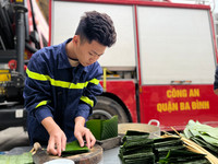 Những chiếc bánh chưng đặc biệt từ đôi tay lính cứu hoả Thủ đô