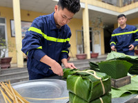 Những chiếc bánh chưng đặc biệt từ đôi tay lính cứu hoả Thủ đô