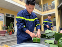 Những chiếc bánh chưng đặc biệt từ đôi tay lính cứu hoả Thủ đô